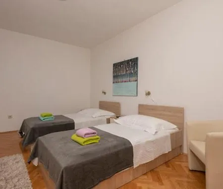 Holiday M A T E Apartment *