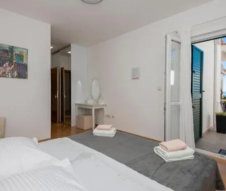Apartment Holiday M A T E Makarska
