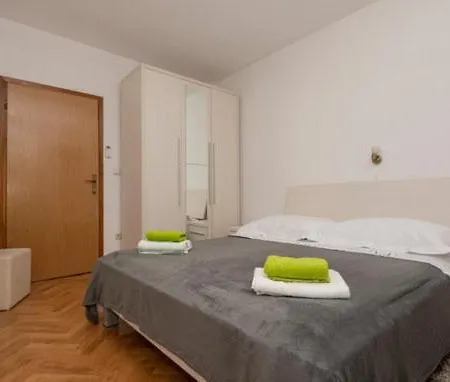 Holiday M A T E Apartment
