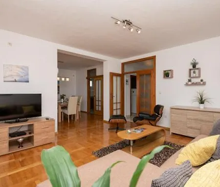 Holiday M A T E Apartment Makarska